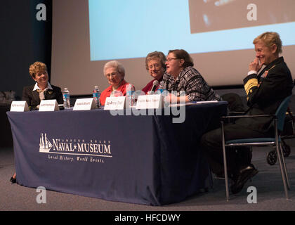 150304-N-AO823-051 Norfolk, en Virginie (4 mars 2015) Les participants à un "Les femmes dans la Marine' panel à Hampton Roads Naval Museum (HRNM) réfléchir sur leur expérience de la flotte dans le cadre du Mois de l'histoire des femmes. L'un des 10 officialU.S. Des navires musées relevant du Commandement naval Histoire et patrimoine à Washington, D.C., l'HRNM abrite une riche collection d'uniformes authentiques, armes, objets sous-marins, des maquettes de navires et des illustrations détaillées. (U.S. Photo par marine Spécialiste de la communication de masse de 3e classe Michael J. Lieberknecht/libérés) Musée accueille les femmes dans la marine bord 150304-N-AO823-051 Banque D'Images