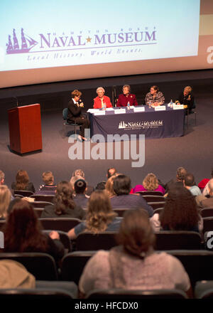 150304-N-AO823-015 Norfolk, en Virginie (4 mars 2015) Les participants à un "Les femmes dans la Marine' panel à Hampton Roads Naval Museum (HRNM) réfléchir sur leur expérience de la flotte dans le cadre du Mois de l'histoire des femmes. L'un des 10 musées de la Marine américaine officielle Déclaration à l'histoire et du patrimoine Naval Command à Washington, D.C., l'HRNM abrite une riche collection d'uniformes authentiques, armes, objets sous-marins, des maquettes de navires et des illustrations détaillées. (U.S. Photo par marine Spécialiste de la communication de masse de 3e classe Michael J. Lieberknecht/libérés) Musée accueille les femmes dans la marine bord 150304-N-AO823-015 Banque D'Images