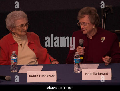 150304-N-AO823-123 Norfolk, en Virginie (4 mars 2015) Isabella Bryant, droite, et Judith Hathaway réfléchir sur leur expérience de la flotte au cours d'une 'Les femmes dans la Marine' panel à Hampton Roads Naval Museum (HRNM) dans le cadre du Mois de l'histoire des femmes. L'un des 10 musées de la Marine américaine officielle Déclaration à l'histoire et du patrimoine Naval Command à Washington, D.C., l'HRNM abrite une riche collection d'uniformes authentiques, armes, objets sous-marins, des maquettes de navires et des illustrations détaillées. (U.S. Photo par marine Spécialiste de la communication de masse de 3e classe Michael J. Lieberknecht/libérés) Musée accueille les femmes dans la Marine P Banque D'Images