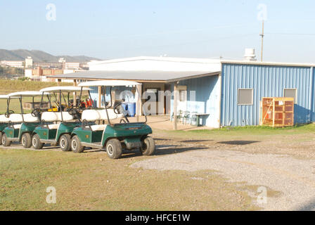 Le nouvel obstacle latéral golf shop à l'Yatera Seca Golf est encore en construction, et sera ouverte plus tard ce mois-ci. JTF Guantanamo effectue des soins sécuritaires et humaines et la garde des combattants ennemis. La foi mène des opérations d'interrogatoire pour recueillir du renseignement stratégique à l'appui de la guerre mondiale contre le terrorisme et prend en charge l'application de la loi et les enquêtes sur les crimes de guerre. Guantanamo la foi s'est engagé à assurer la sécurité et la sécurité de l'American service members et les civils qui travaillent à l'intérieur de sa détention. (Foi Guantanamo photo de Maître de 2e classe de la Marine Cheryl Dilgard Banque D'Images