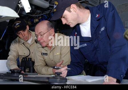 020117-N-9769P-010 en mer à bord du USS Peterson (DD 969) Le 17 janvier 2002 -- Chef des opérations navales (ONC) l'amiral Vern Clark commentaires des cartes de navigation avec le lieutenant J.G. Dennis Corkery de Boston, Mass., et quartier-maître de 2e classe Michael Harrison de Pensacola, en Floride, à bord du destroyer USS Peterson (DD 969). L'Amiral Clark est déployée en visite de navires de la Marine américaine pour remercier déployés marins et Marines pour leur dévouement à soutenir la guerre contre le terrorisme. USS Peterson fait partie du groupe tactique et Theodore Roosevelt est déployée à l'appui de l'opération Enduring Freedom. U.S. Navy photo de photographe Banque D'Images