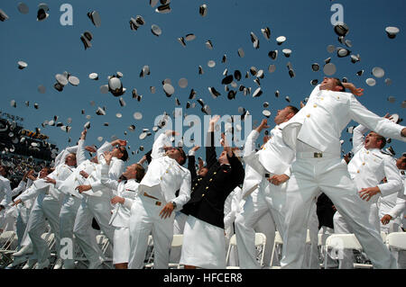Les officiers nouvellement commissionnés de la Naval Academy Class de 2007 célèbrent leur graduation avec un lancer de chapeau traditionnel au Navy-Marine corps Memorial Stadium à Annapolis, Maryland, terminant leur mise en service dans l'US Navy and Marine corps. Banque D'Images