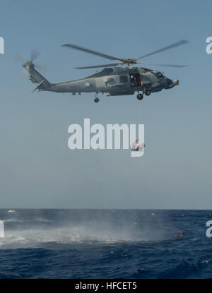 131029-N-PW661-018 MER MÉDITERRANÉE (oct. 29, 2013) d'hélicoptères tactiques navales (Aircrewman) 2e classe Nathan James est hissé à partir de l'eau dans une nacelle de sauvetage par un Sea Hawk MH-60R affecté à l'hélicoptère de renards marais maritime d'hélicoptères de l'Escadron de grève (HSM) 74 durant un exercice de recherche et sauvetage avec des missiles de l'USS Mason (DDG 87). Mason est déployée dans le cadre de la Harry S. Truman Strike Group soutenant les opérations de sécurité maritime et les efforts de coopération en matière de sécurité dans le théâtre dans la 5e Flotte des États-Unis zone de responsabilité. (U.S. Photo de la marine par la communication de masse Speci Banque D'Images