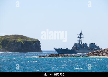 APRA HARBOUR, Guam (4 mars 2016) - Le destroyer américain USS Fitzgerald (DDG-62) passe par un brise-lames de verre dans l'Apra Harbour, base navale américaine de Guam, pour une courte période dans les ports avant l'exercice bilatéral 2016 Multi-Sail (MS-16). Dix combattants naval surface totale affectée à l'arrivée des marines américains et japonais dans les ports à l'Apra Harbour, augmentant le nombre total de visites à domicile et les navires portés à la base à 20 et a marqué le plus grand nombre de navires en Apra Harbour dans plus de 30 ans. (Sortie/Jeff Landis, Major, USMC (Ret.), Directeur des affaires publiques et Communication Banque D'Images