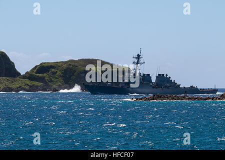 APRA HARBOUR, Guam (4 mars 2016) - Le destroyer américain USS Fitzgerald (DDG-62) passe par un brise-lames de verre dans l'Apra Harbour, base navale américaine de Guam, pour une courte période dans les ports avant l'exercice bilatéral 2016 Multi-Sail (MS-16). Dix combattants naval surface totale affectée à l'arrivée des marines américains et japonais dans les ports à l'Apra Harbour, augmentant le nombre total de visites à domicile et les navires portés à la base à 20 et a marqué le plus grand nombre de navires en Apra Harbour dans plus de 30 ans. (Sortie/Jeff Landis, Major, USMC (Ret.), Directeur des affaires publiques et Communication Banque D'Images