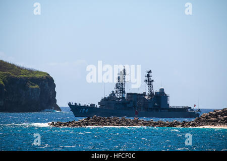 APRA HARBOUR, Guam (4 mars 2016) - Le destroyer japonais Amagiri JS (DD-154) passe par un brise-lames de verre de l'Apra Harbour, base navale américaine de Guam, pour une courte période dans les ports avant l'exercice bilatéral 2016 Multi-Sail (MS-16). Dix combattants naval surface totale affectée à l'arrivée des marines américains et japonais dans les ports à l'Apra Harbour, augmentant le nombre total de visites à domicile et les navires portés à la base à 20 et a marqué le plus grand nombre de navires en Apra Harbour dans plus de 30 ans. (Sortie/Jeff Landis, Major, USMC (Ret.), Directeur des affaires publiques et les communications, Na Banque D'Images