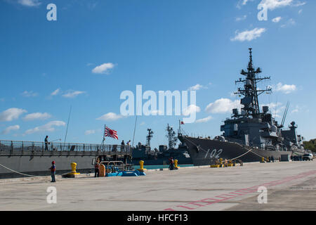 APRA HARBOUR, Guam (4 mars 2016) - Japanese destroyers et un destroyer, navire de commandement s'asseoir à l'uniforme et Victor Piers en Apra Harbour, base navale américaine de Guam, pour une courte période dans les ports avant l'exercice bilatéral 2016 Multi-Sail (MS-16). Dix combattants naval surface totale affectée à l'arrivée des marines américains et japonais dans les ports à l'Apra Harbour, augmentant le nombre total de visites à domicile et les navires portés à la base à 20 et a marqué le plus grand nombre de navires en Apra Harbour dans plus de 30 ans. (Sortie/Jeff Landis, Major, USMC (Ret.), Directeur des affaires publiques et les communications, N Banque D'Images