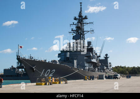 APRA HARBOUR, Guam (4 mars 2016) - Le destroyer japonais JS Harusame (DD-102) est amarré au quai uniforme, Apra Harbour, base navale américaine de Guam, pour une courte période dans les ports avant l'exercice bilatéral 2016 Multi-Sail (MS-16). Dix combattants naval surface totale affectée à l'arrivée des marines américains et japonais dans les ports à l'Apra Harbour, augmentant le nombre total de visites à domicile et les navires portés à la base à 20 et a marqué le plus grand nombre de navires en Apra Harbour dans plus de 30 ans. (Sortie/Jeff Landis, Major, USMC (Ret.), Directeur des affaires publiques et les communications, Naval Base Guam Banque D'Images