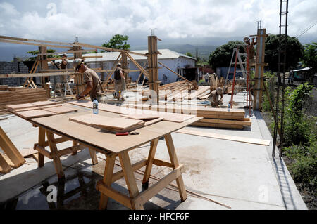 Attribué à Seabees Mobile Naval Construction Battalion 3 travaux sur la construction de l'école primaire de Hamramba à Moroni sur l'île-nation de l'Afrique de l'Est des Comores, le 20 novembre. De Seabees NMCB 3 sont actuellement déployés pour Combined Joint Task Force-Horn of Africa à partir de leur port d'attache à Port Hueneme, Californie et ont travaillé à l'école en collaboration avec le gouvernement des Comores. Bataillon de construction navale 3 Mobile en Comores 227479 Banque D'Images