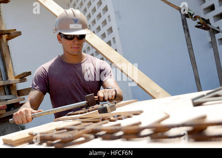 La Marine américaine, le Maître de 3e classe Andres Hoven, un travailleur affecté au Bataillon mobile de construction navale 3, courbes d'armature à être utilisés pour construire les poutres pour l'école primaire de Hamramba à Moroni sur l'île-nation de l'Afrique de l'Est des Comores, le 20 novembre. De Seabees NMCB 3 sont actuellement déployés pour Combined Joint Task Force-Horn of Africa à partir de leur port d'attache à Port Hueneme, Californie et ont travaillé à l'école en collaboration avec le gouvernement des Comores. Bataillon de construction navale 3 Mobile en Comores 227489 Banque D'Images