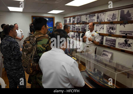 160824-N-JK586-062 Honolulu, Hawaii -- Instruction pour petites embarcations de la Marine et commandant de l'École de formation technique Pendergrass argile parle aux étudiants internationaux participant à NAVSCIATTS' dirigeants stratégiques Cours International au cours d'une visite de la commande de la Flotte du Pacifique en collaboration avec le musée du Souvenir spécial Barge tour à Hawaii. Les étudiants se sont rendus à Hawaii DU CHRIT dans NAVSCIATT Domaine du Programme d'études, créé pour favoriser les relations avec les agents et les forces de la nation partenaire. Les opérations spéciales de la marine NAVSCIATTS, situé au Centre spatial John C. Stennis dans le Mississippi, est Banque D'Images