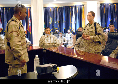 070704-N-9818V-553 FALLUJAH, Iraq (4 juillet 2007) - Master Chief Petty Officer de la Marine (MCPON) Joe R. Campa Jr. prend une question de l'hôpital Corpsman 3rd Class Amy Haley, attaché au Camp Fallujah Centre de chirurgie, lors d'un appel toutes les mains avec les marins actuellement déployés à Fallujah. Bien qu'il MCPON, a exprimé sa reconnaissance aux hommes et femmes qui servent leur pays dans une zone de guerre. MCPON et Master Chief Petty Officer de la Garde côtière (MCPOCG) Charles Bowen sont sur une visite de deux jours en Irak pour observer et discuter avec les membres du service en poste à la U.S. Naval Forces Central Command area Banque D'Images