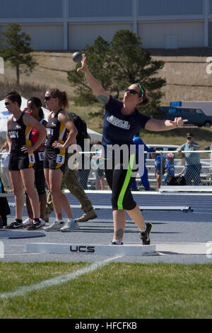 L'Artilleur en chef de la marine 4400 Jeannette Tarqueno participe à des événements d'athlétisme au 2013 Jeux de guerrier. Les Jeux, organisée par le Comité Olympique Américain jeux paralympiques du programme militaire, l'occasion de blessés, malades, blessés et les membres de services de participer à des sports de compétition contre des membres d'autres branches du service. Les athlètes concourent dans la marine track & field au 2013 130514 Jeux de guerrier-N-AN499-018 Banque D'Images