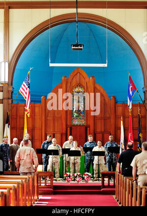 Base navale de la baie de Guantanamo à Cuba du 18 au 21 septembre. 11, 2011) - Le Premier maître de harem chanter l'hymne national pour lancer le service du souvenir 11 tenue à la base navale de la chapelle de la Baie de Guantanamo. Groupe de travail conjoint Guantanamo est situé à NAVSTA GTMO. JTF Guantanamo fournit sûr, humain, juridique et transparent le soin et la garde des détenus, y compris ceux qui ont été condamnés par une commission militaire et ceux commandés libéré par un tribunal. La foi mène des activités de collecte, d'analyse et de diffusion pour la protection des détenus et du personnel travaillant dans la foi et dans les installations de Guantanamo s' Banque D'Images