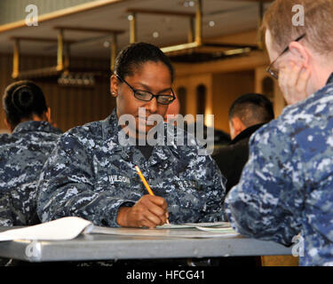 NAVAL AIR FACILITY MISAWA, Japon (Janv. 14, 2014) Legalman Demieka 1ère classe Wilson, originaire de Port Arthur, Texas, prend le large marine-E-7 L'examen d'avancement, 14 janvier 2014. Plus de 90 maîtres de première classe à partir de plusieurs commandes à bord NAF Misawa a passé l'examen pour se qualifier pour le premier maître de jury d'admissibilité. (U.S. Photo par marine Spécialiste de la communication de masse/Devenberg Erin 3e classe) Parution Misawa Marine Marine marins à l'échelle de l'examen E-7 140114-N-DP652-017 Banque D'Images