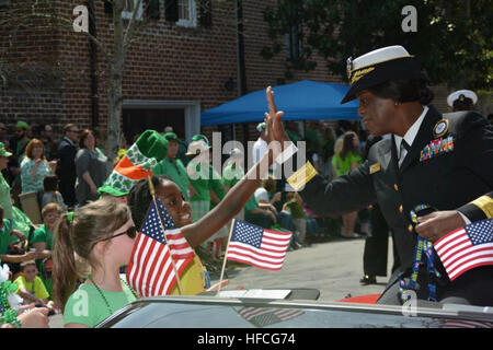 SAVANNAH, ga (17 mars 2015) - Arrière Adm. Annie B. Andrews, commandant, de recrutement pour la marine commande, droit, accueille les jeunes au cours de la ville de Savannah's 191e défilé de la Saint-Patrick, le 17 mars. Andrews' participation à la parade de la Marine a fait partie d'un bureau de l'entraide communautaire - L'engagement coordonné visiter (VEE). Les VEE sont des missions de sensibilisation à l'intention des hauts dirigeants de la Marine qui visitent les villes à travers l'Amérique pour informer, éduquer et améliorer la compréhension de la marine, sa population et son importance pour la sécurité nationale et de la prospérité. (U.S. Photo par marine Spécialiste de la communication de masse en chef Hea Banque D'Images