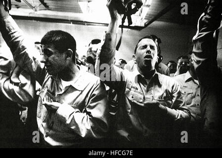 Photographe militaire de l'année Lauréat 1999 TITRE : 'masque à gaz Mania' Catégorie : Article Lieu : Troisième place disposent d'informations Légende : l'expérience de la Marine recrute des effets des gaz lacrymogènes doux à l'intérieur de la 'chambre de confiance' à la commande d'entraînement des recrues des Grands Lacs. Fichier image # DD-SP-01-00009 formation des recrues de la marine des gaz lacrymogènes chambre de confiance Banque D'Images