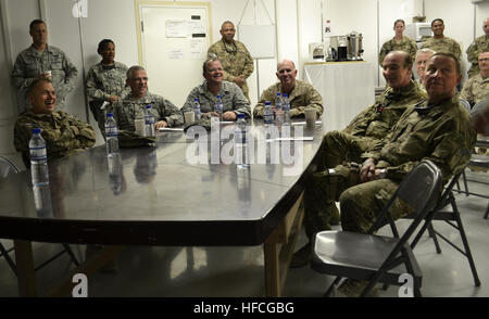 Force internationale d'assistance à la commande mixte Brigadier chirurgien Le général Brian Lein, chef adjoint de l'armée, le général Richard Stone, directeur général des services de la Force aérienne Le Lieutenant-général Charles Green, directeur général des services de la Marine Vice Adm. Matthew Nathan, chirurgien général Royaume-uni Vice Adm. Phillip Raffealli et conseiller médical de la FIAS, le général de brigade Chris Parker visiter le poste de secours, des soins complémentaires Ward et le centre de soins de restauration commotion sur Camp Sapadalure, Afghanistan. Médecin-chef de la marine de première ligne Visites 120417-N-LS301-001 Banque D'Images