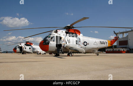 Deux des trois derniers Navy UH-3H hélicoptères Sea King basé au Naval Air Station Patuxent River, Maryland, sur la base flightline. Les avions sont utilisés pour la recherche et sauvetage. Navy UH-3H hélicoptères Sea King 161065 Banque D'Images