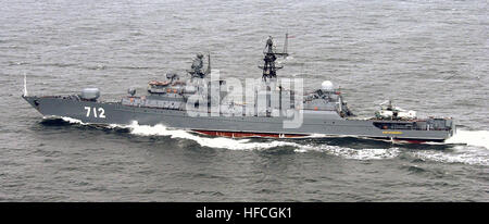 Avis de la Fédération de Portside Frégate NEUSTRASHIMYY (712) à l'élaboration de ses hélicoptères Kamov KA-27 Helix pour déposer à l'assemblée annuelle de l'exercice maritime de la mer Baltique (Baltic Operations 2003) BALTOPS. Neustrashimy-DN-SD-05-02976 Banque D'Images