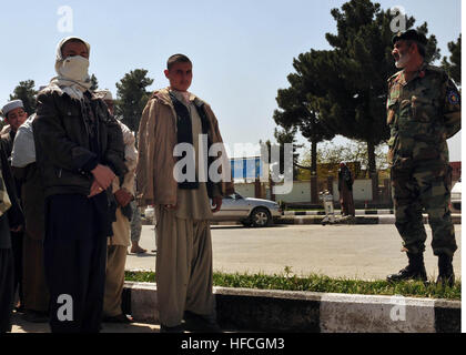 100405-N-6031Q-001 KABOUL, Afghanistan - Le Colonel Mohammad Ekram, Afghans, commande Recrutement supervise la formation sur leur voyage à devenir soldats afghans. Le groupe de recrues faisaient partie d'une force totale de 1 250 recrues à voler à partir de 1946 sur une période de quatre jours. (US Navy photo de Mass Communication Specialist 2e classe David Quillen/ libéré). Les nouvelles recrues de l'Armée nationale afghane à se préparer pour le départ de la formation de base. (4494008400) Banque D'Images