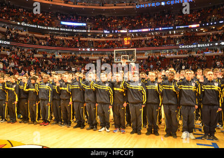 CHICAGO (27 mars 2013) La Division 2013 Chicago Bulls recruter prête le serment d'engagement avant le 27 mars match de basket-ball entre les Chicago Bulls et le Miami Heat au United Center de Chicago.(U.S. Photo de la marine par le lieutenant Liza Swart/libérés) 130327-N-DT702-171 http://www.facebook.com/USNavy http://www.twitter.com/USNavy la conversation Inscrivez-vous http://navylive.dodlive.mil enrôler de nouvelles recrues à un match des Chicago Bulls. (8600828930) Banque D'Images