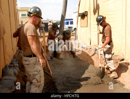 Les marins américains affectés au Bataillon mobile de construction navale (NMCB) 4 couler le béton lors d'un projet de construction de trottoirs, le 5 janvier 2009, au Camp Lemonnier, Djibouti. NMCB-4 était sur un déploiement de six mois dans le camp à l'appui de la Combined Joint Task Force-Horn of Africa. (U.S. Photo par marine Spécialiste de la communication de masse 2e classe Ronald Gutridge/libérés) NMCB-4 activité 090105 Camp Lemonnier-N-UK333-082 Banque D'Images