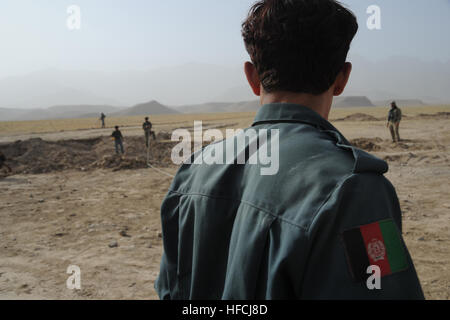 Les membres de la police en uniforme afghane pratique à l'aide d'outils simples pour détacher les fils de l'une simulation d'explosif improvisé au cours de la formation, le 30 juillet. Les forces de la Coalition former un groupe de PUA qui sera un élément clé dans la protection des Afghans à Deh Rawod, la province d'Uruzgan, en Afghanistan. (U.S. Photo par marine Spécialiste de la communication de masse 1re classe Liz Murray/non publié) OEF, AUP IED 120730-N-BF557-317 Banque D'Images