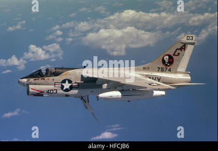 Un air à la vue du côté gauche d'une Attack Squadron 12 (VA-12) A-7E Corsair II aéronefs équipés avec un copain pour transformation en magasin. A-7E VA-12 en vol avec frein vitesse 1978 Banque D'Images