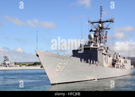 L'Oliver Hazard Perry-class frigate USS Reuben James passe le cuirassé Missouri Memorial comme il s'écarte de la station navale de Pearl Harbor dans le cadre de l'emploi opérationnel de combat de surface Mid-Pacific programme. Le programme appelle à neuf des 11 combattants de surface à base d'Hawaii pour se concentrer sur l'ouest du Pacifique par la conduite intermédiaire/avancé la formation et les déploiements réguliers dans le Pacifique occidental, et est conçu pour améliorer la flotte américaine du Pacifique et de l'efficacité de l'état de préparation au combat. Activités de l'USS Reuben James 118537 Banque D'Images