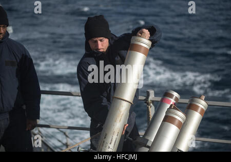 2ème classe technicien Cryptologic Thomas Helsel, de Lordstown, Ohio, téléchargements de défense contre les missiles antinavires tours à bord de l'USS Donald Cook (DDG 75) Le 23 janvier 2015. Donald Cook, une classe Arleigh Burke destroyer lance-missiles, l'avant-déployé à Rota, Espagne, mène des opérations navales dans la sixième flotte américaine zone d'opérations à l'appui de la sécurité nationale des États-Unis en Europe. (U.S. Photo par marine Spécialiste de la communication de masse 2e classe Karolina A. Oseguera/libérés) Opération Atlantic Résoudre 150123-N-JN664-042 Banque D'Images