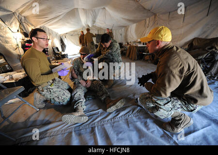 CAMP SHELBY, Mississippi (fév. 20, 2015) de la Naval Seabees Bataillon de construction Mobile 1 participer à un grand nombre de blessés pendant l'opération Forage portant le Duel, un terrain d'entraînement en vue de leur prochain déploiement. (U.S. Photo par marine Spécialiste de la communication de masse en chef Kim Martinez) Opération portant le Duel 2015150220-N-EP471-121 Banque D'Images