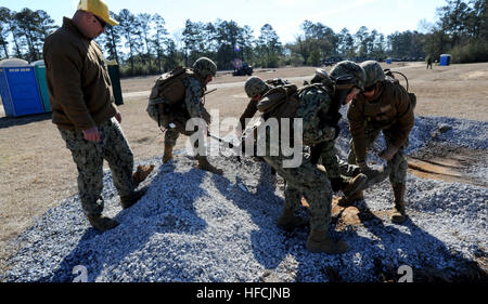 CAMP SHELBY, Mississippi (fév. 20, 2015) de la Naval Seabees Bataillon de construction Mobile 1 participer à un grand nombre de blessés pendant l'opération Forage portant le Duel, un terrain d'entraînement en vue de leur prochain déploiement. (U.S. Photo par marine Spécialiste de la communication de masse en chef Kim Martinez) Opération portant le Duel 2015150220-N-EP471-451 Banque D'Images