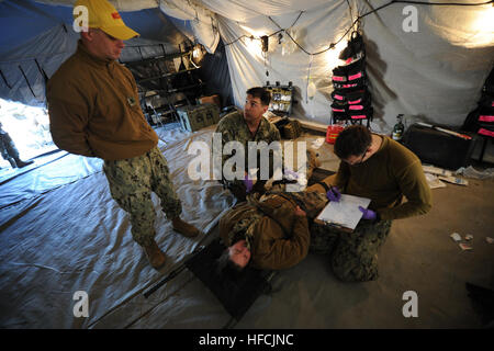 CAMP SHELBY, Mississippi (fév. 20, 2015) de la Naval Seabees Bataillon de construction Mobile 1 participer à un grand nombre de blessés pendant l'opération Forage portant le Duel, un terrain d'entraînement en vue de leur prochain déploiement. (U.S. Photo par marine Spécialiste de la communication de masse en chef Kim Martinez) Opération portant le Duel 2015150220-N-EP471-562 Banque D'Images