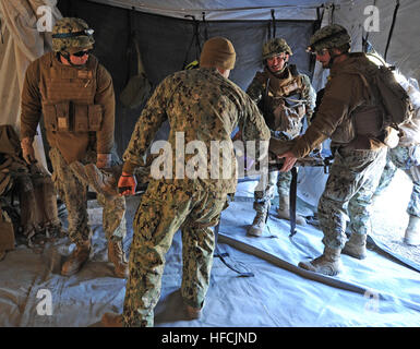 CAMP SHELBY, Mississippi (fév. 20, 2015) de la Naval Seabees Bataillon de construction Mobile 1 participer à un grand nombre de blessés pendant l'opération Forage portant le Duel, un terrain d'entraînement en vue de leur prochain déploiement. (U.S. Photo par marine Spécialiste de la communication de masse en chef Kim Martinez) Opération portant le Duel 2015150220-N-EP471-714 Banque D'Images