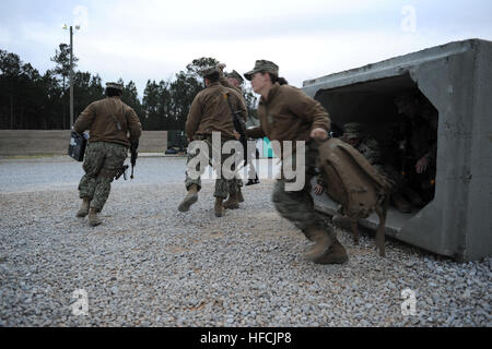 La Marine de Seabees Bataillon de construction Mobile 1 participer à un bunker percer au camp Shelby, au Mississippi, au cours de l'opération portant le Duel, un champ d'entraînement en vue de leur prochain déploiement. (U.S. Photo par marine Spécialiste de la communication de masse en chef Kim Martinez) Opération Duel roulement 150215-N-EP471-084 Banque D'Images