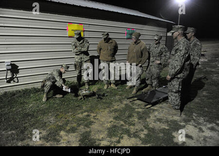 La Marine de Seabees Bataillon de construction Mobile 1 participer au combat gareautrain formation au camp Shelby, au Mississippi, au cours de l'opération portant le Duel, un champ d'entraînement en vue de leur prochain déploiement. (U.S. Photo par marine Spécialiste de la communication de masse en chef Kim Martinez) Opération Duel roulement 150216-N-EP471-159 Banque D'Images