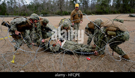 CAMP SHELBY, Mississippi (fév. 21, 2015) de la Naval Seabees Bataillon de construction Mobile 1 participer à un grand nombre de blessés pendant l'opération Forage portant le Duel, un terrain d'entraînement en vue de leur prochain déploiement. (U.S. Photo par marine Spécialiste de la communication de masse en chef Kim Martinez) Opération Duel roulement 150221-N-EP471-219 Banque D'Images