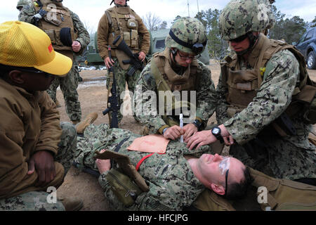 CAMP SHELBY, Mississippi (fév. 21, 2015) de la Naval Seabees Bataillon de construction Mobile 1 participer à un grand nombre de blessés pendant l'opération Forage portant le Duel, un terrain d'entraînement en vue de leur prochain déploiement. (U.S. Photo par marine Spécialiste de la communication de masse en chef Kim Martinez) Opération Duel roulement 150221-N-EP471-289 Banque D'Images