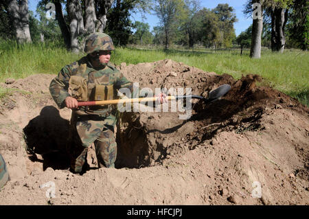 Seaman Pablo Cruz, un électricien de construction constructionman de Wichita Falls, Texas, affectés à la construction navale 22 Bataillon mobile, renforce sa position de combat au cours de l'opération 2009 Duel de roulement. Duel de roulement annuel est un exercice d'entraînement sur le terrain qui teste la capacité du bataillon de se déployer dans un environnement d'urgence. Roulement fonctionnement Duel 2009166877 Banque D'Images