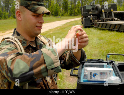 Hospital Corpsman 2e classe Donald McAllister, de la construction navale (bataillon Mobile NMCB) 1, effectue un test de potabilité de l'eau quotidienne pendant un camp de base se lever. NMCB-1 se prépare à mener l'opération chaleur du désert, un exercice qui permettra d'évaluer les capacités de construction de réserve du bataillon. (U.S. Photo par marine Spécialiste de la communication de masse 2e classe Ja'lon A. Monsieur connard) Opération chaleur du désert 49583 Banque D'Images