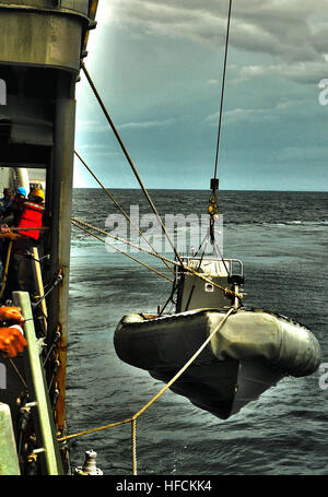 Les marins américains à bord de la frégate lance-missiles USS GARY (FFG 51) abaisser un canot pneumatique à coque rigide bateau dans l'eau au cours d'un exercice de l'homme à la mer 16 janvier 2013, dans la mer des Caraïbes. Le Gary a été déployée à la 4ème Flotte américaine zone de responsabilité à l'appui de l'opération Martillo, une multinationale interarmées, interinstitutions et de collaboration visant à priver les organisations criminelles transnationales et de l'air à l'accès maritime des régions littorales de l'isthme centraméricain. (U.S. Photo illustration marine Spécialiste de la communication de masse en 1re classe Ian W. Anderson) Opération Martillo 130116-N-SB121-032 Banque D'Images