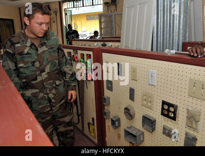 Maître de 2e classe Andy Kauffold, électricien de construction, affecté à des opérations spéciales de la Marine 2 Unité de soutien logistique, basé à Norfolk, Va., boutiques dans une quincaillerie à Cap-Haïtien, Haïti pour pièces électriques pour un projet d'amélioration à un orphelinat local. Plusieurs militaires américains et internationaux et les organisations non gouvernementales mènent des opérations de secours en cas de catastrophe humanitaire et dans le cadre de l'opération réponse unifiée après un séisme de magnitude 7,0 a causé de graves dommages dans et autour de Port-au-Prince, Haïti, 12 janvier. (U.S. Photo par marine Robert J. Fluegel) Opération Réponse unifiée Banque D'Images