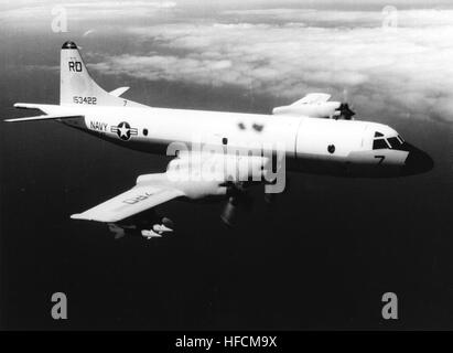 P-3B Orion de VP-47 en vol au large de la baie de Cam Ranh en septembre 1968 Banque D'Images