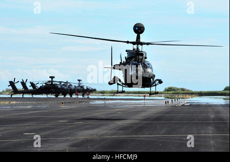 L'ARMÉE AMÉRICAINE OH-58 Kiowa Warrior des hélicoptères de reconnaissance armés retour à l'installation de tir de missiles du Pacifique de Barking Sands, après un exercice de tir réel au cours de Rim of the Pacific (RIMPAC) 2014. Vingt-deux nations, plus de 40 navires et 6 sous-marins, plus de 200 avions et 25 000 personnes participent à l'exercice RIMPAC, du 26 juin au 1 août, dans et autour des îles hawaïennes. Le plus grand exercice maritime international RIMPAC, offre une formation unique qui aide les participants à favoriser et soutenir les relations de coopération qui sont essentielles pour s'assurer e Banque D'Images