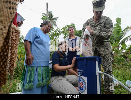 Les membres et les bénévoles du service aux États-Unis de démontrer un système de filtration de l'eau à des villageois à l'Atele pendant l'école primaire 2013 Partenariat du Pacifique. Travaillant à l'invitation de chaque pays hôte, Pacific Partnership est rejoint par les pays partenaires que sont l'Australie, le Canada, la Colombie, la France, le Japon, la Malaisie, Singapour, Corée du Sud et de Nouvelle-Zélande pour renforcer la préparation à l'intervention autour de l'Indo-Asia-région du Pacifique. (U.S. Photo par marine Spécialiste de la communication de masse 2e classe Laurie Dexter/libérés) Pacific Partnership 2013 130619-N-GI544-380 Banque D'Images