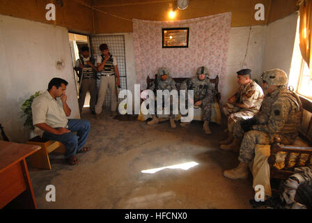 Des soldats américains attaché à la 2e Brigade, 1e Division d'infanterie, ainsi que des soldats irakiens avec la 6e armée irakienne, rencontrer le Fils de l'Iraq à leur siège social dans la province de Nassir Wa salam à Abu Ghraib, en Irak, le 16 mai. 174020 Abu Ghraib en patrouille Banque D'Images