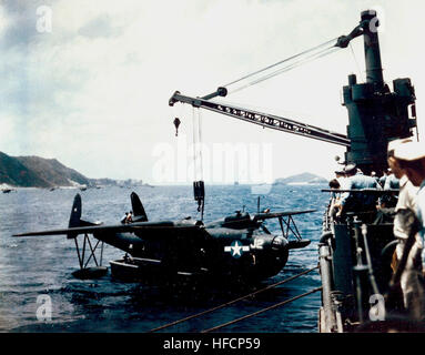 PBM-5 VPB-26 d'être hissé à bord du USS Norton Sound (AV-11) Okinawa 1945 Banque D'Images