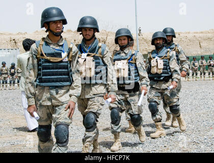 SPIN BULDAK, Afghanistan--police des frontières (ABP) défilé agents un champ ouvert après avoir reçu leur certificat d'achèvement de l'accent du programme de formation Développement de la frontière au cours d'une cérémonie tenue à l'extérieur de la frontière d'ABP Centre à Spin Buldak le 2 avril 2009. Deux-cents nouveaux agents de police des frontières est diplômé de l'Programme de formation de sept semaines. C'est le premier groupe de la 3e zone pour recevoir la formation qui enseigne des fondamentaux dans les points de contrôle d'entrée, les barrages routiers et dans d'autres domaines, tels que la maintenance des véhicules de patrouille et d'infanterie. Photo de la FIAS par U.S. Navy Maître de 2e classe Banque D'Images