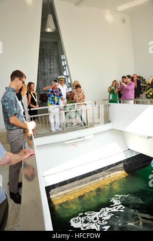 131207-N-IU636-348 PEARL HARBOR (déc. 07, 2013) Pearl Harbor survivor Woodrow W. Derby et adm. Rick Williams, commandant de la région marine d'Hawaï et du Pacifique au milieu du Groupe de surface rend hommage rendu à l'USS Arizona Memorial pendant la 72e anniversaire de la commémoration de la journée de Pearl Harbor. Pearl Harbor survivants et distingués invités ont visité le Mémorial pour la présentation de couronnes. Plus de 2 500 personnes, y compris des survivants et Pearl Harbor ont assisté à d'autres anciens combattants, le Service des parcs nationaux et de la Marine a organisé une cérémonie commémorative commune à la Deuxième Guerre mondiale, la Vaillance dans la Pacific National Monument. (U Banque D'Images